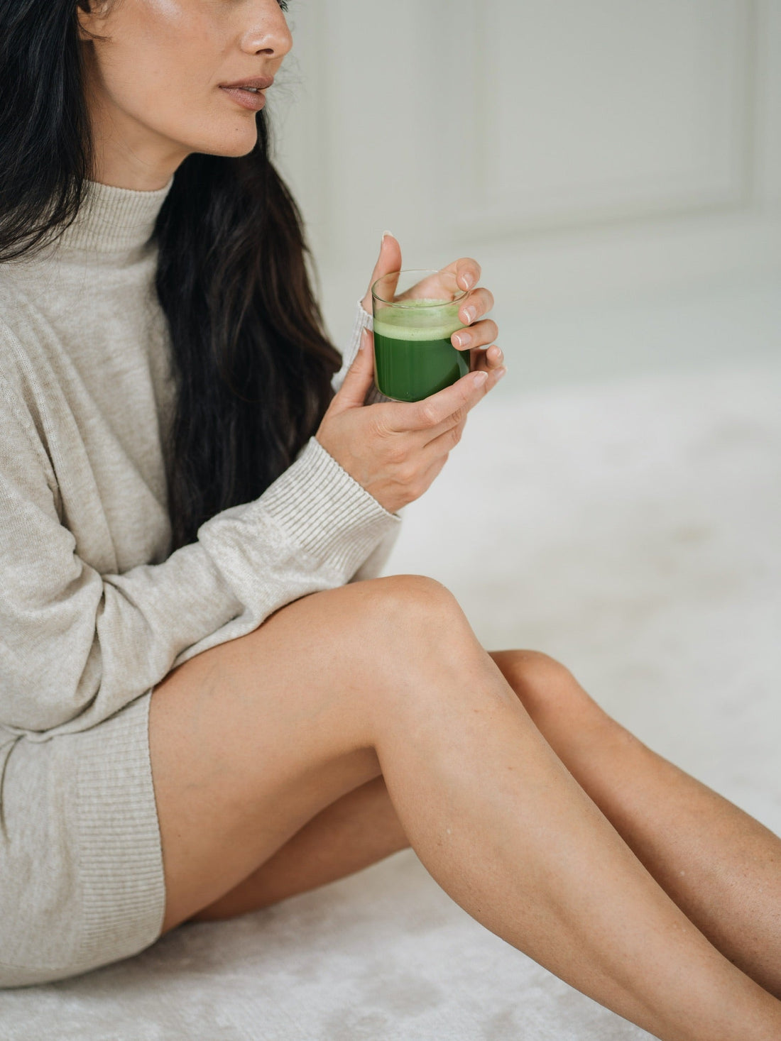 vrouw drinkt matcha thee 