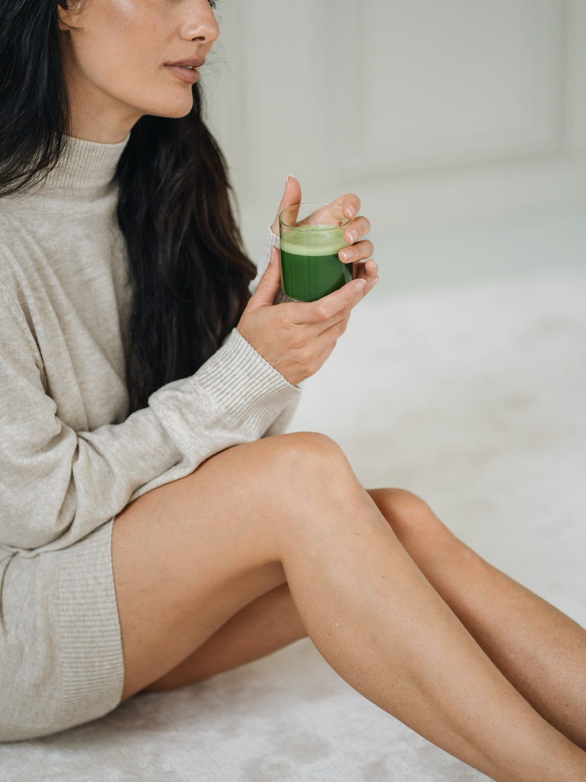 vrouw drinkt matcha thee 