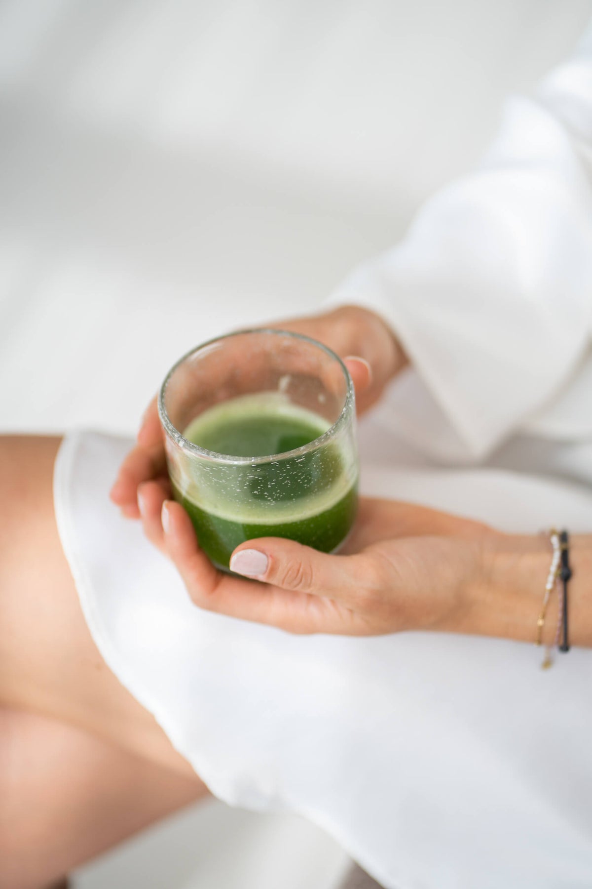 vrouw zit en houdt matcha thee vast