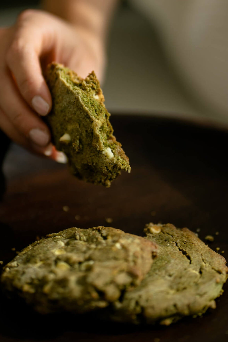 Matcha Cookies mit Stücken weißer Schokolade auf einem Backblech