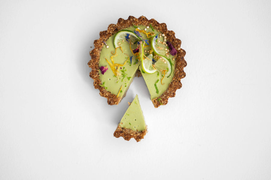 Matcha Limetten-Törtchen mit grüner Füllung, Limettenscheiben und Essblüten
