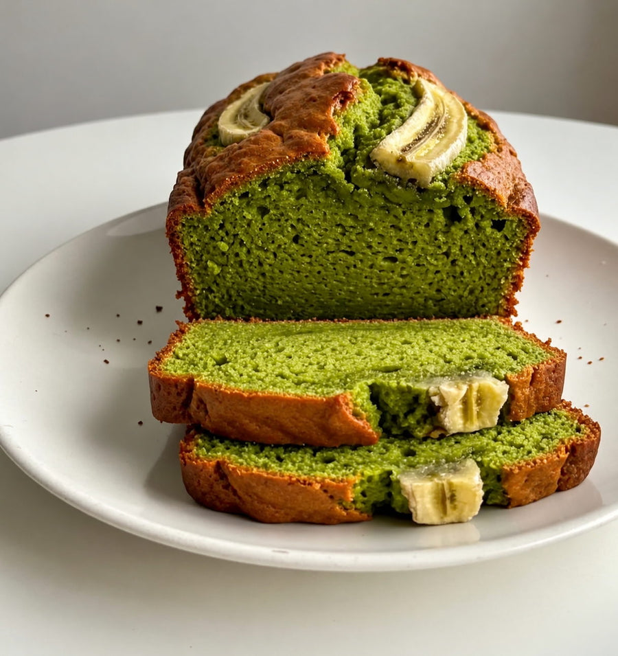 Angeschnittenes Matcha Banana Bread mit leuchtend grüner Krume und Bananenscheiben