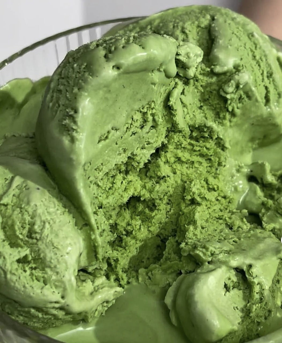 Kugeln selbstgemachtes Matcha-Eis in einer Glasschale